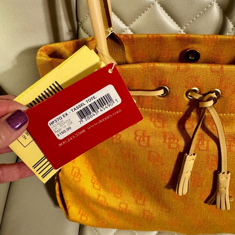 *Spring Cleanout* Fun summertime Dooney & Bourke tote! - Picture 4 of 6
